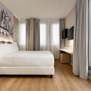 1 Queen Bed Standard Non-Smoking